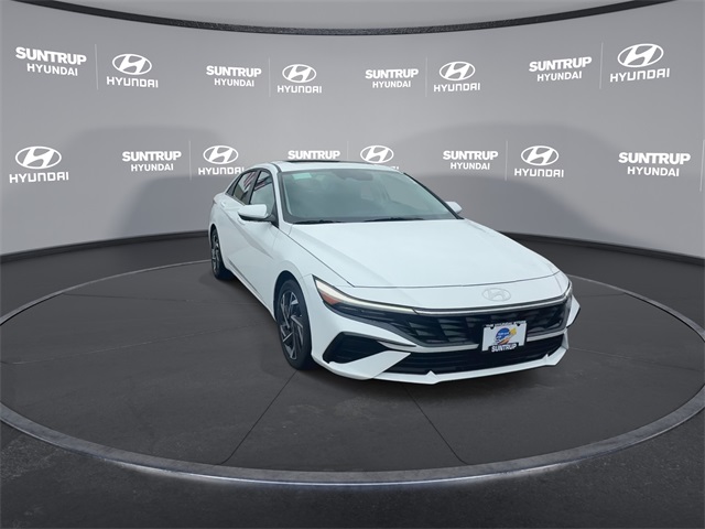 2024 Hyundai Elantra SEL Convenience photo 2