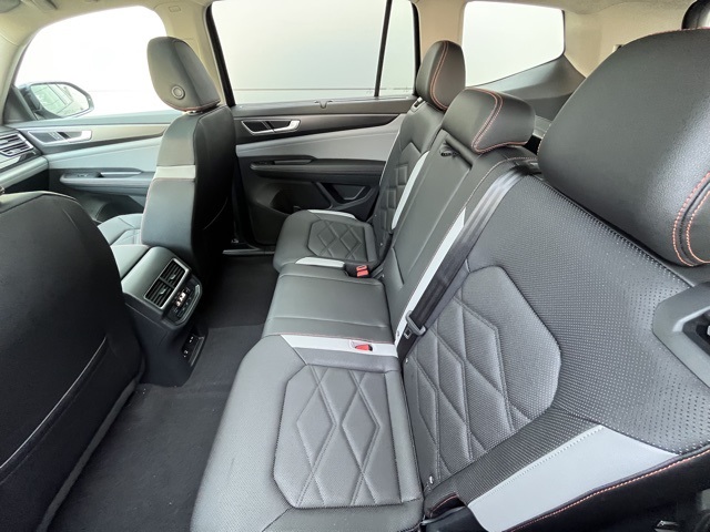 2025 Volkswagen Atlas Peak Edition SE photo 2