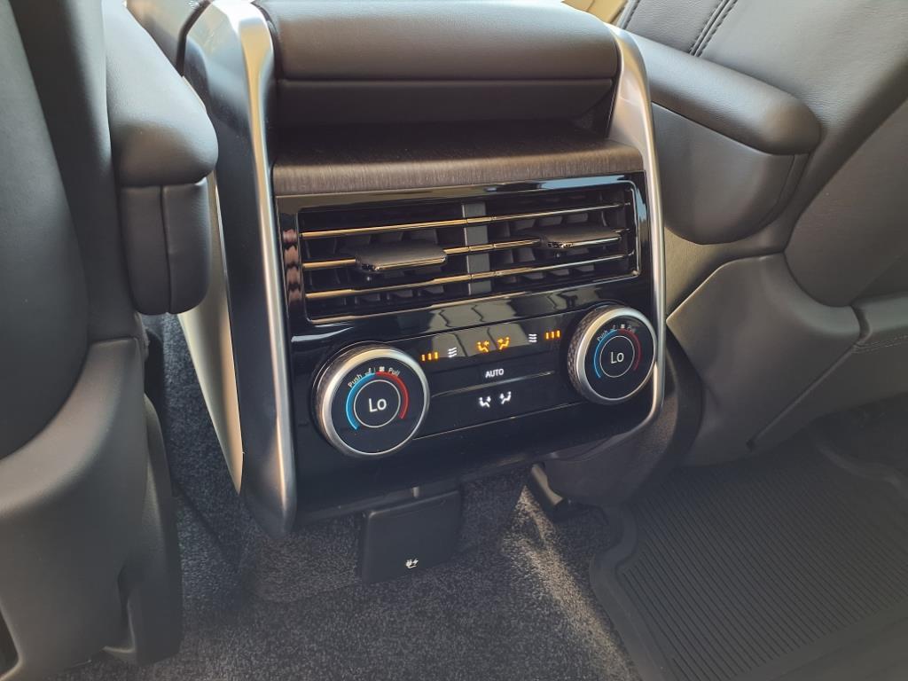 2024 Land Rover Range Rover SE photo 15