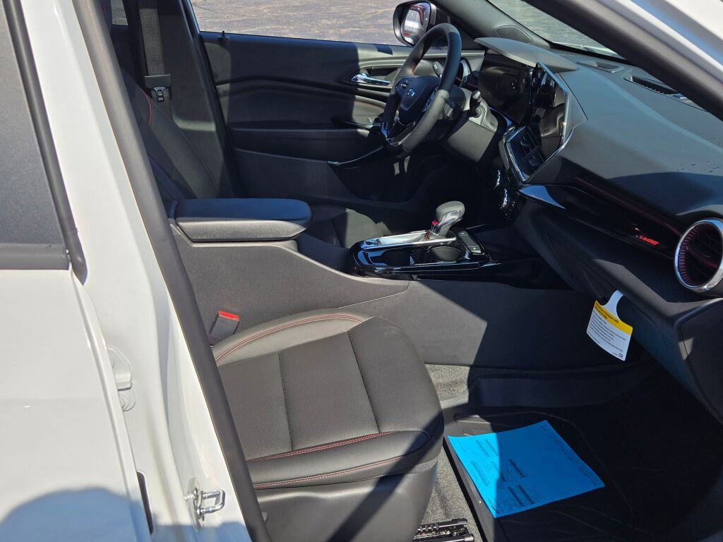 2025 Chevrolet Trax photo 3