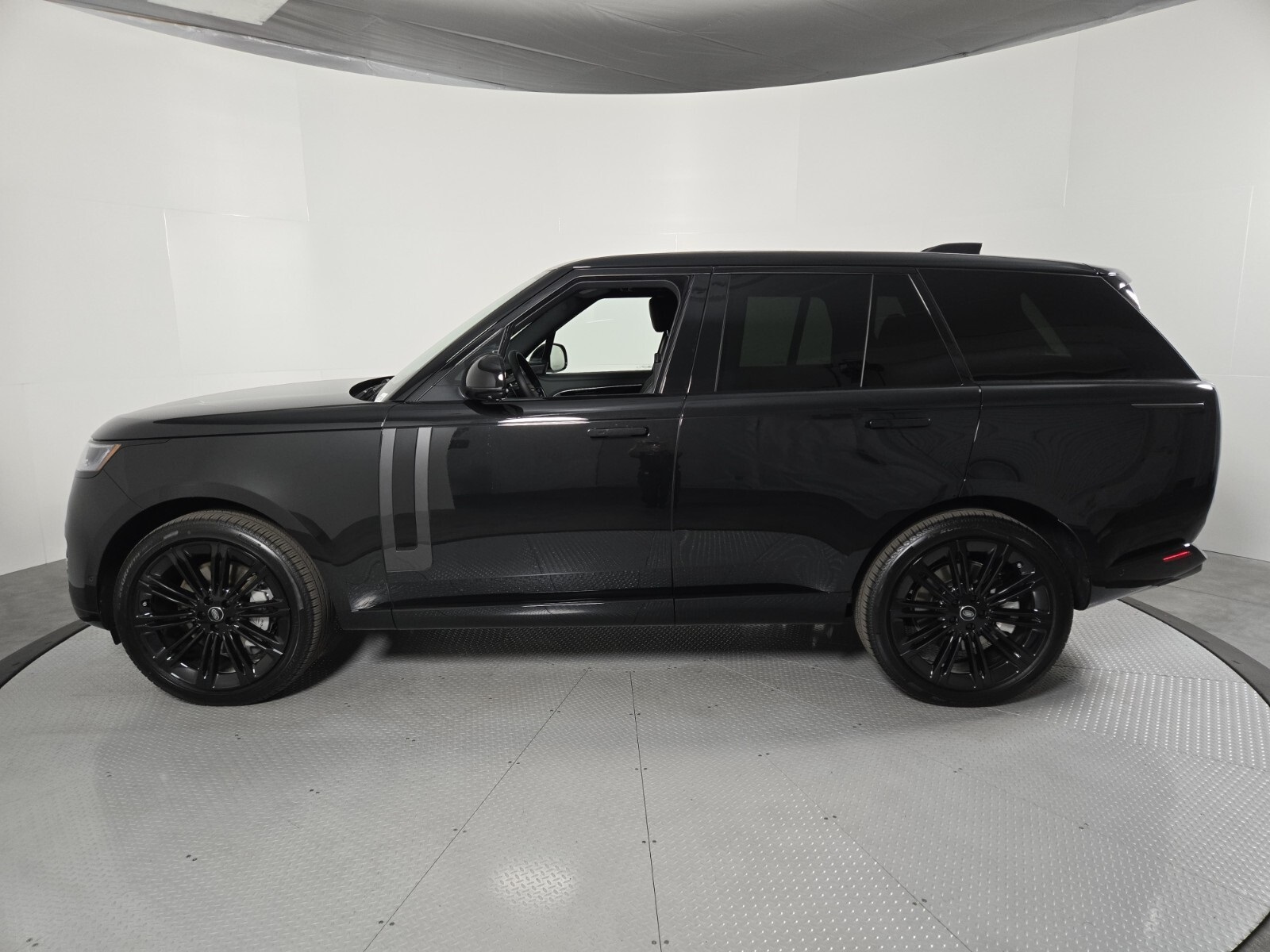 2025 Land Rover Range Rover SE photo 3