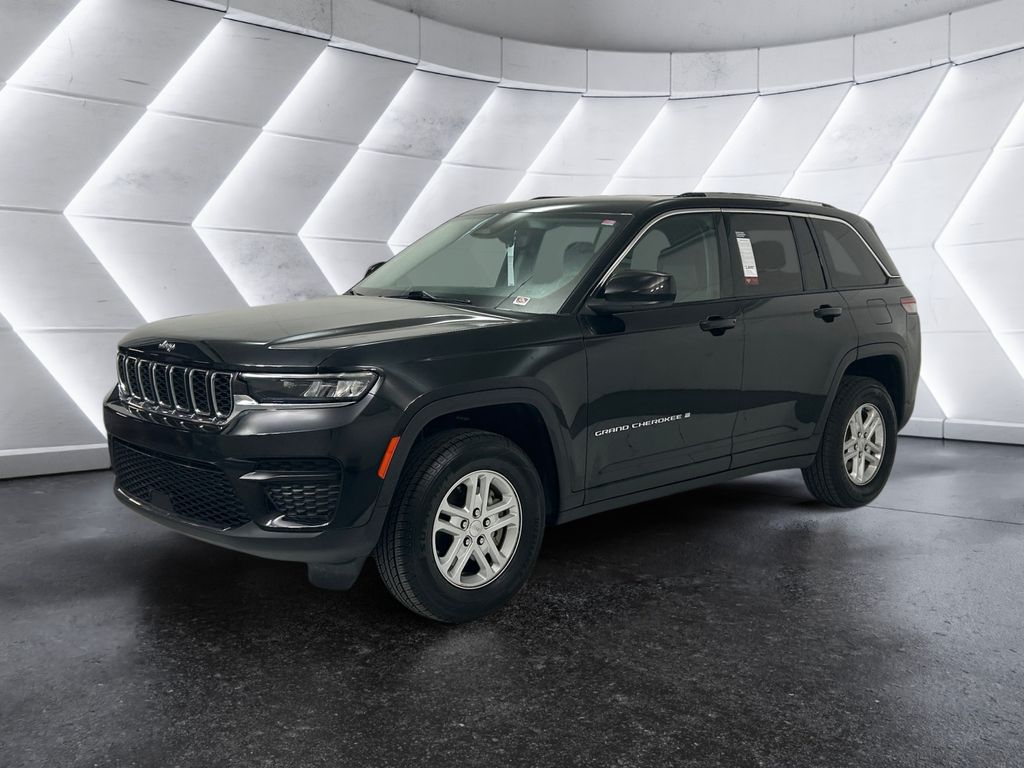 2023 Jeep Grand Cherokee Laredo photo 3