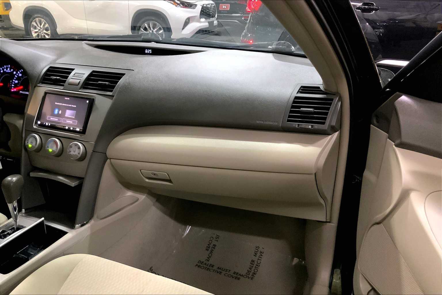 2011 Toyota Camry LE photo 17