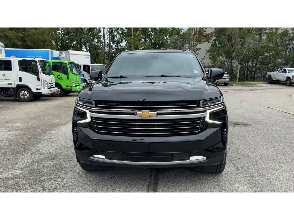 2021 Chevrolet Suburban LT photo 3