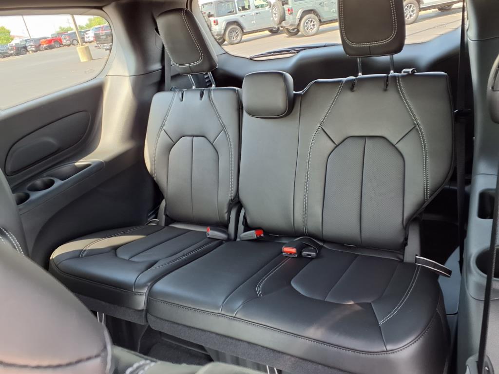 2025 Chrysler Pacifica photo 5
