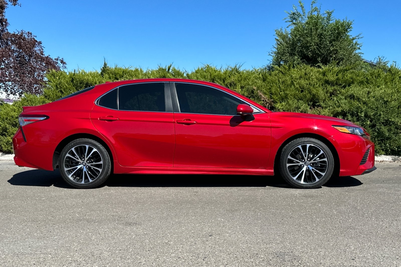 2020 Toyota Camry SE photo 3