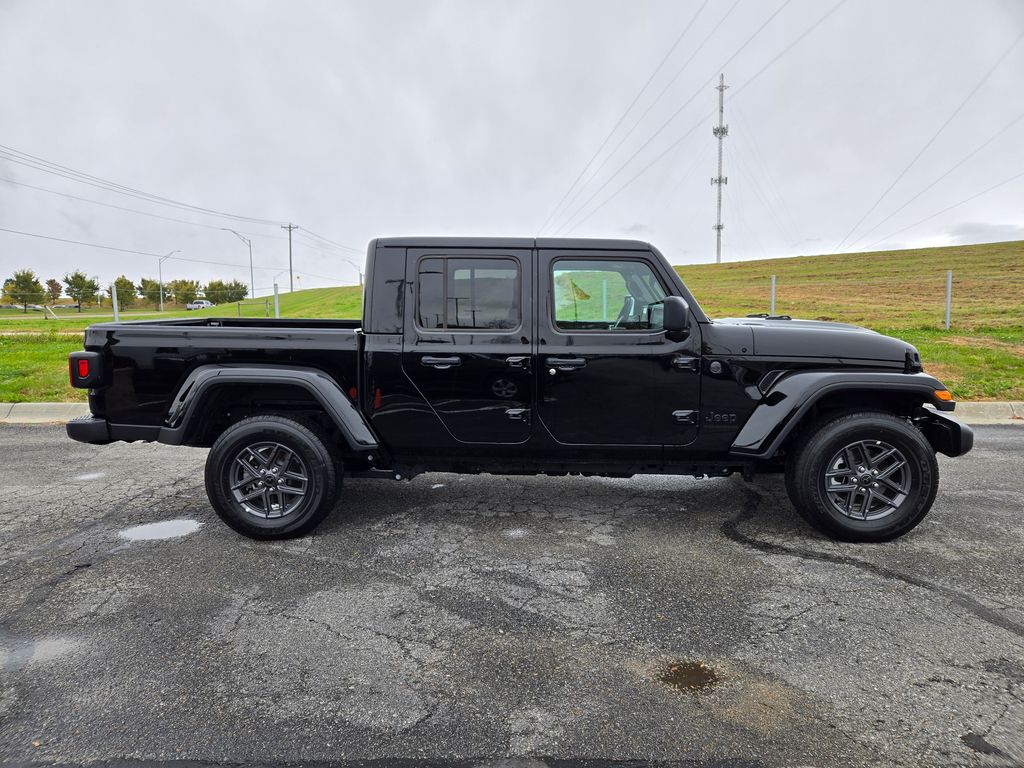 2025 Jeep Gladiator Sport S photo 2