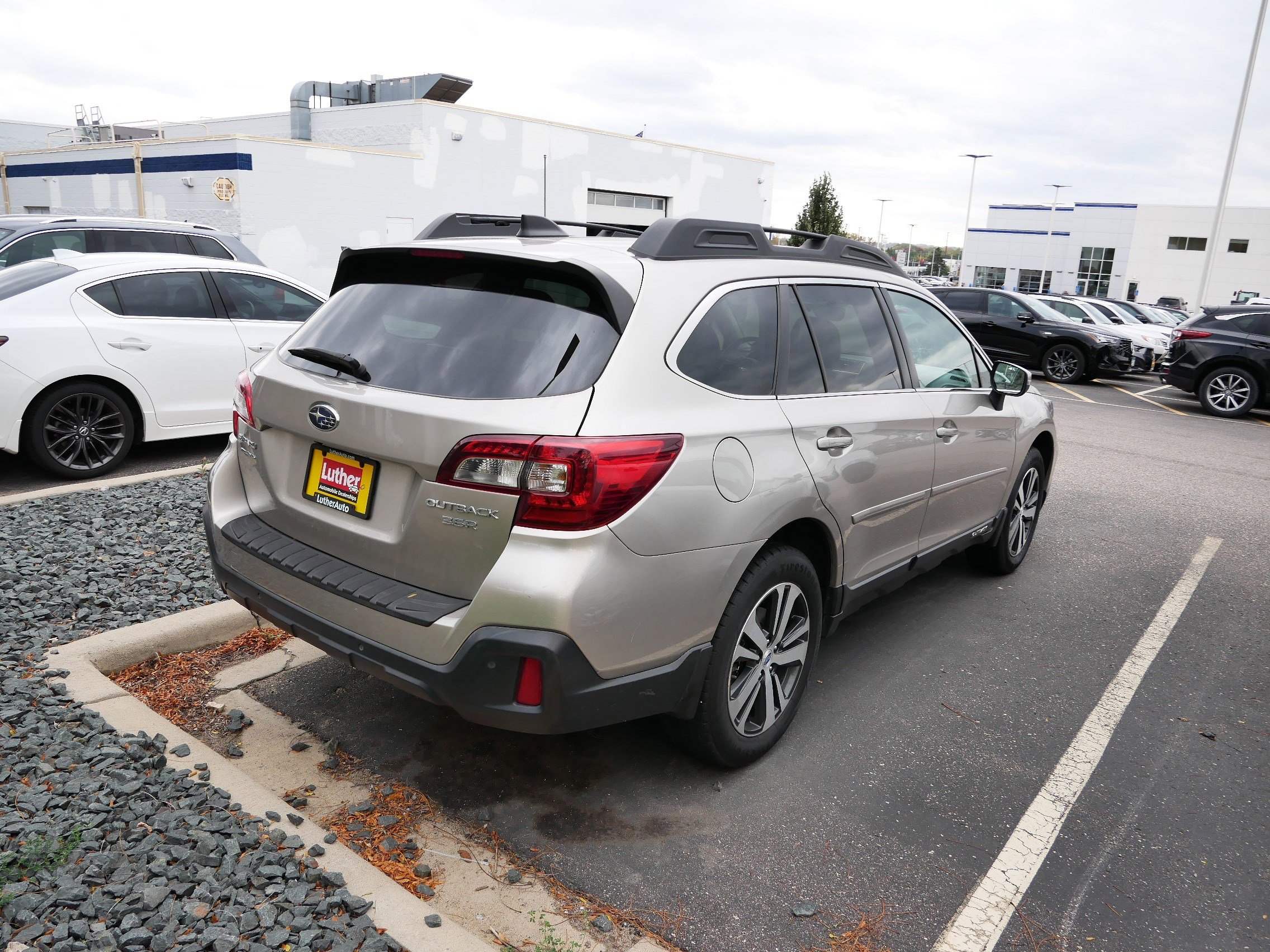 2018 Subaru Outback Limited photo 4