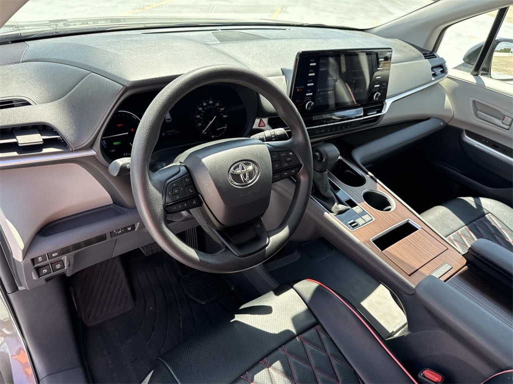 2024 Toyota Sienna LE photo 15