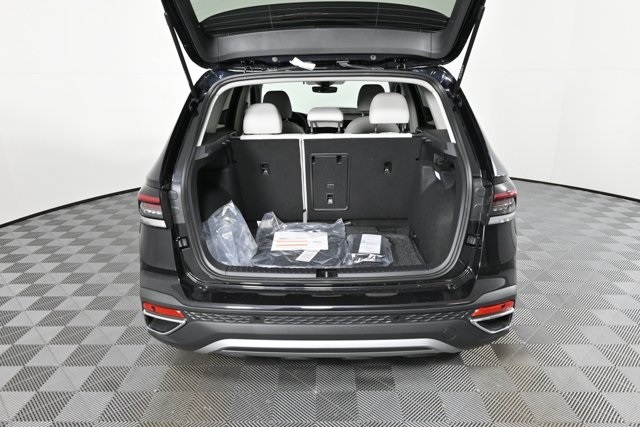 2025 Volkswagen Taos SE photo 4
