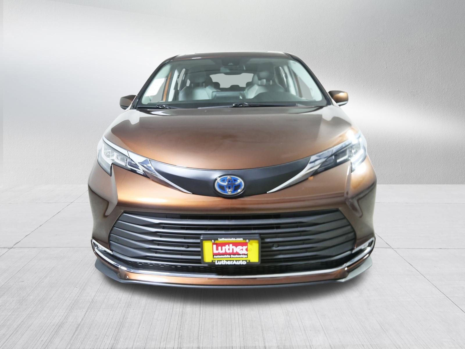 Used 2021 Toyota Sienna XLE with VIN 5TDJSKFC4MS018399 for sale in Golden Valley, Minnesota