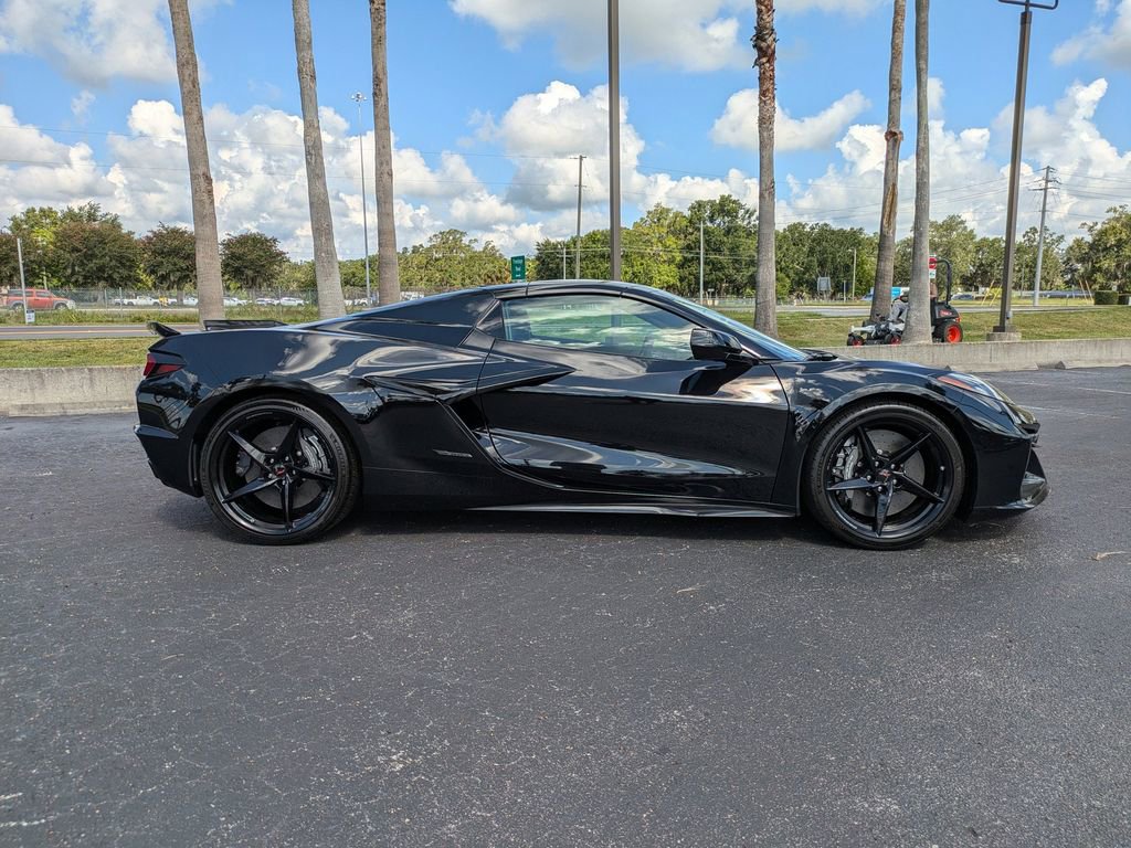 2025 Chevrolet Corvette E-Ray 2LZ photo 3