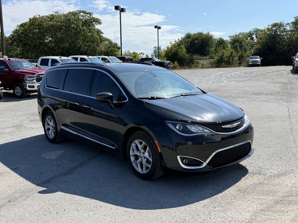 2017 Chrysler Pacifica Touring Plus photo 4
