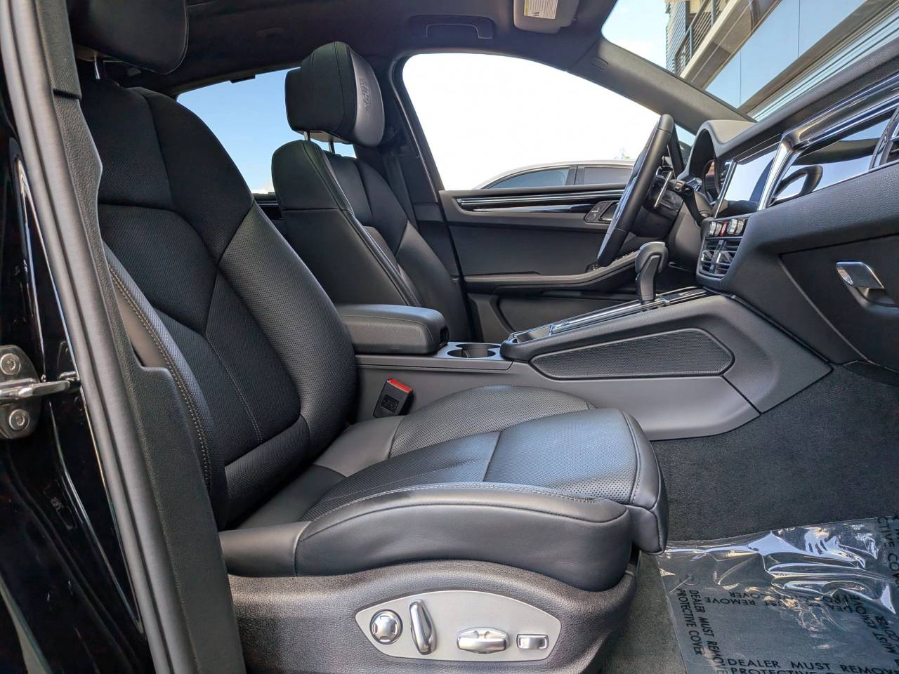 2025 Porsche Macan Base photo 24