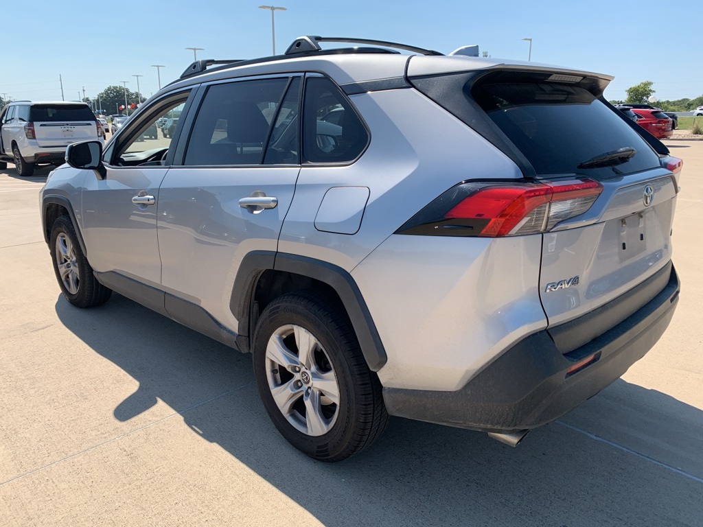 2019 Toyota RAV4 XLE photo 4