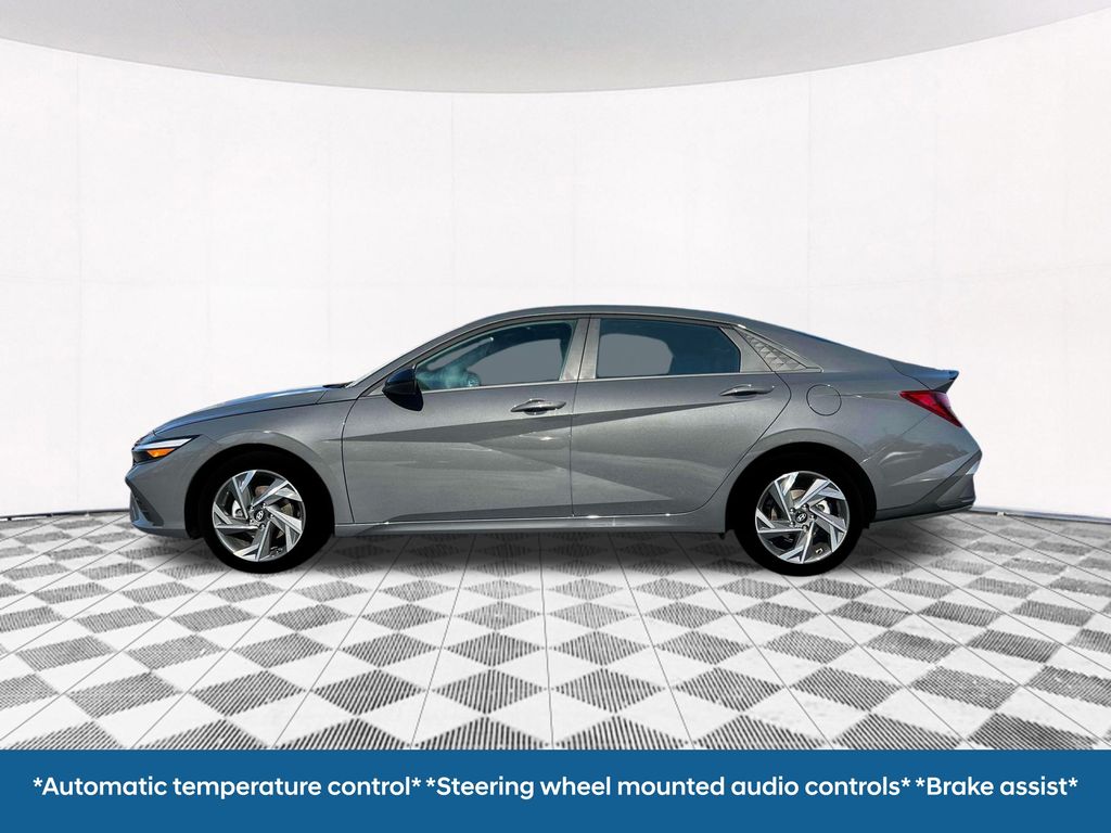 2025 Hyundai Elantra SEL Sport photo 3