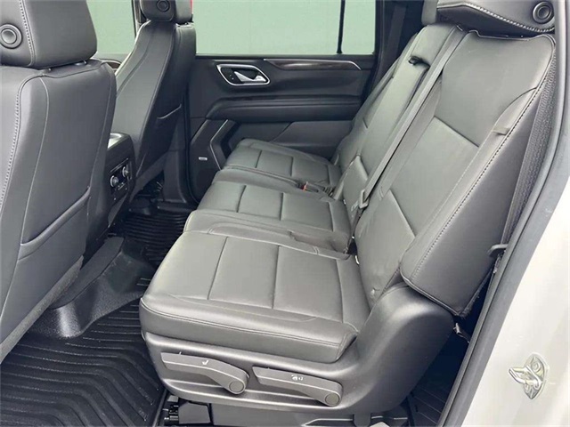 2022 Chevrolet Suburban LT photo 11