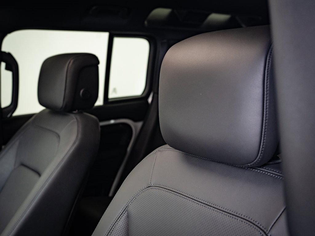 2025 Land Rover Defender 110 X-Dynamic SE photo 17