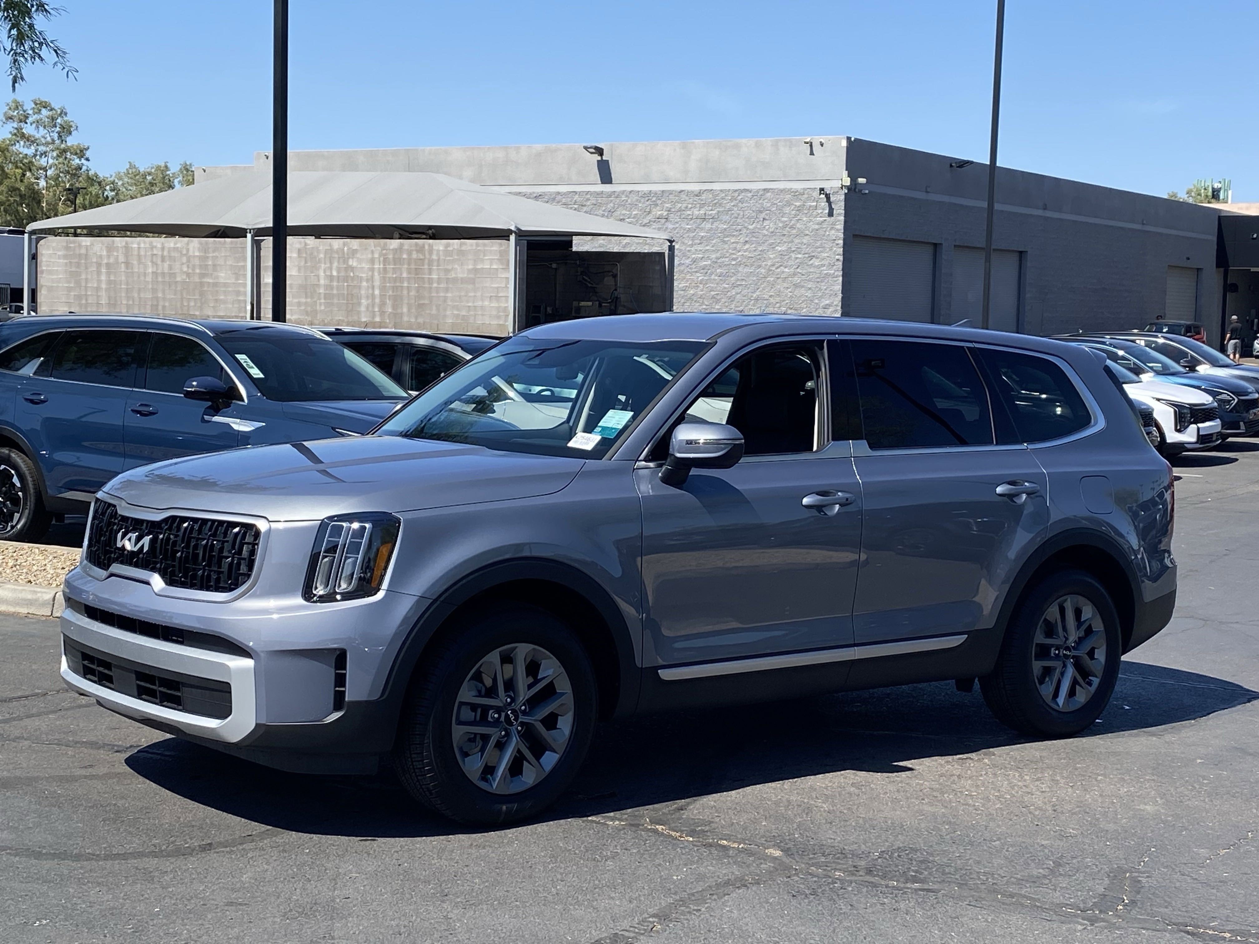 2025 Kia Telluride LX photo 3
