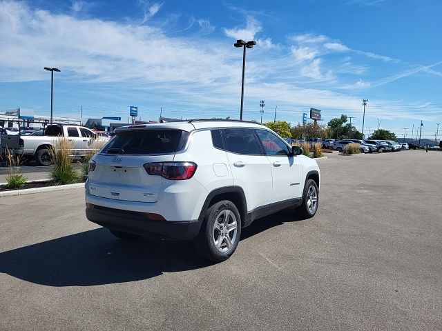 2024 Jeep Compass Latitude photo 3