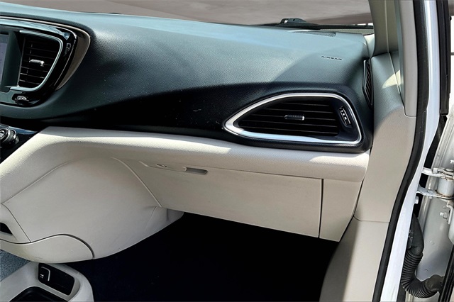 2022 Chrysler Voyager LX photo 15