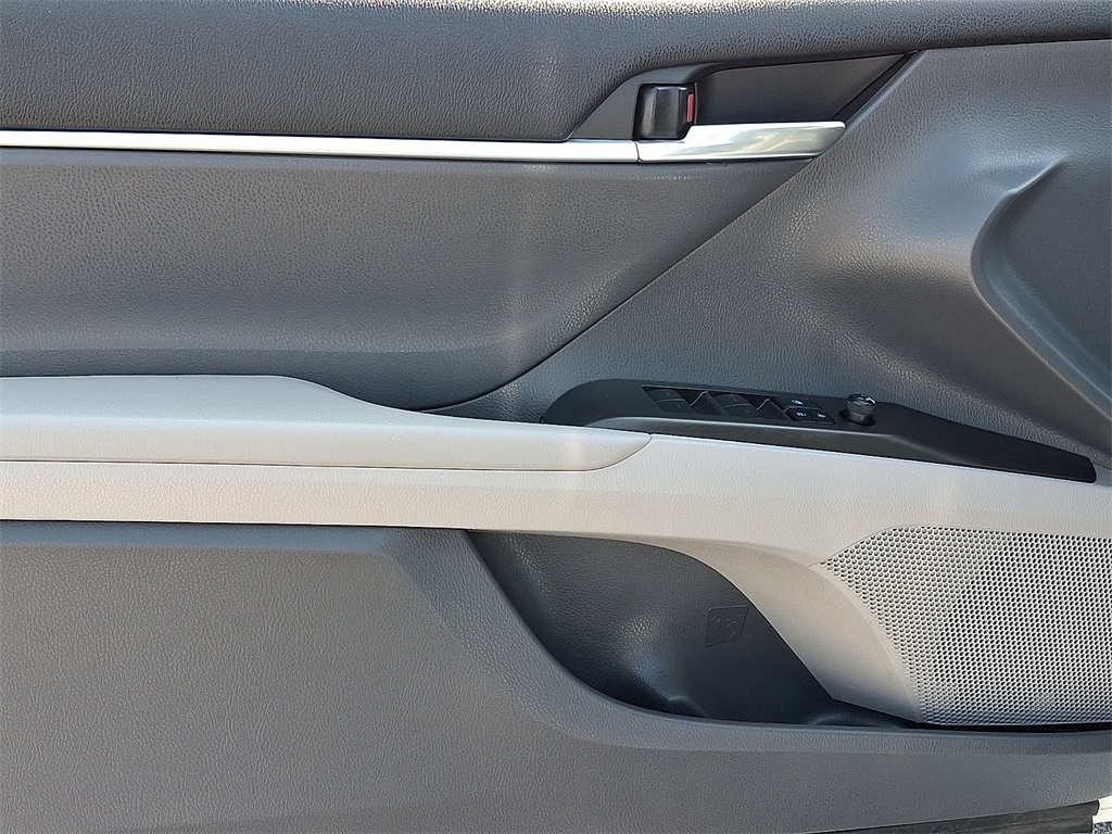 2022 Toyota Camry SE photo 13