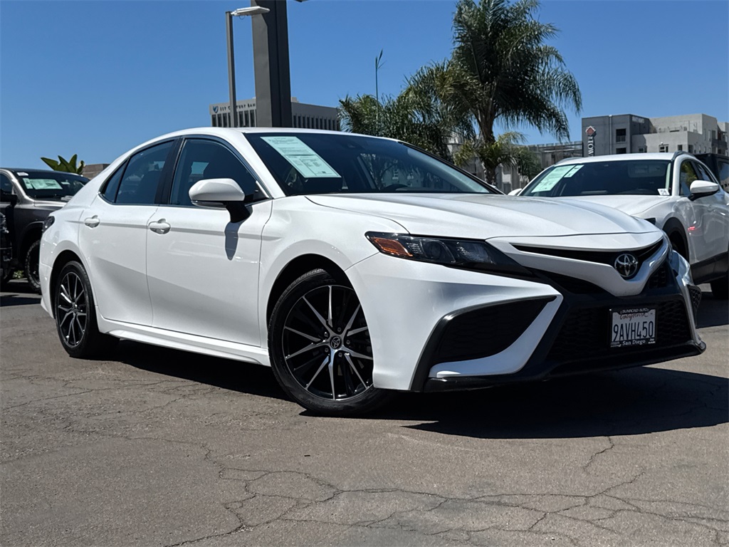 2022 Toyota Camry SE photo 2