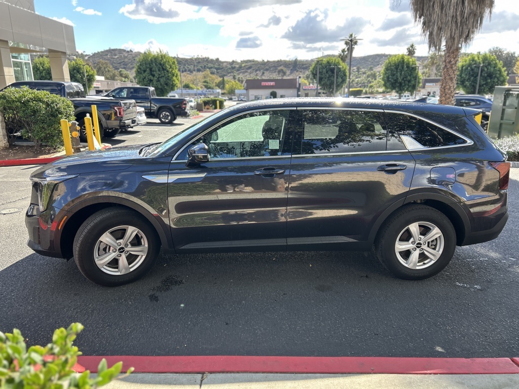 2025 Kia Sorento LX photo 4