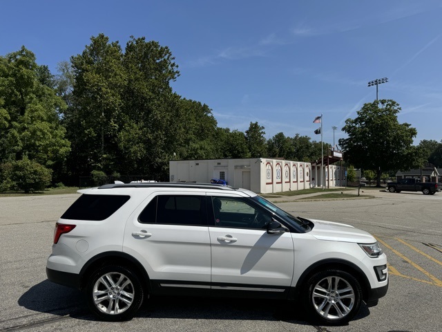 2017 Ford Explorer XLT photo 3