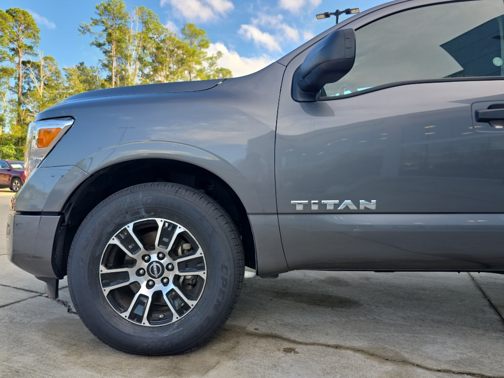 2023 Nissan Titan SV photo 4
