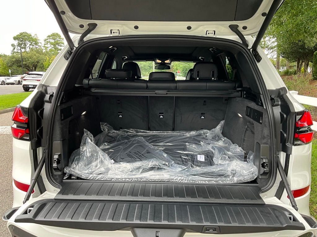 Used 2025 Alpine White BMW M60i image 5