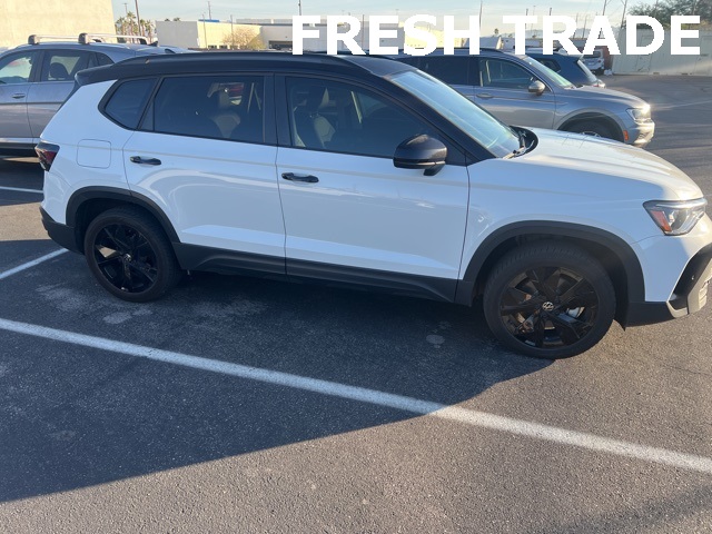 2025 Volkswagen Taos SE photo 2