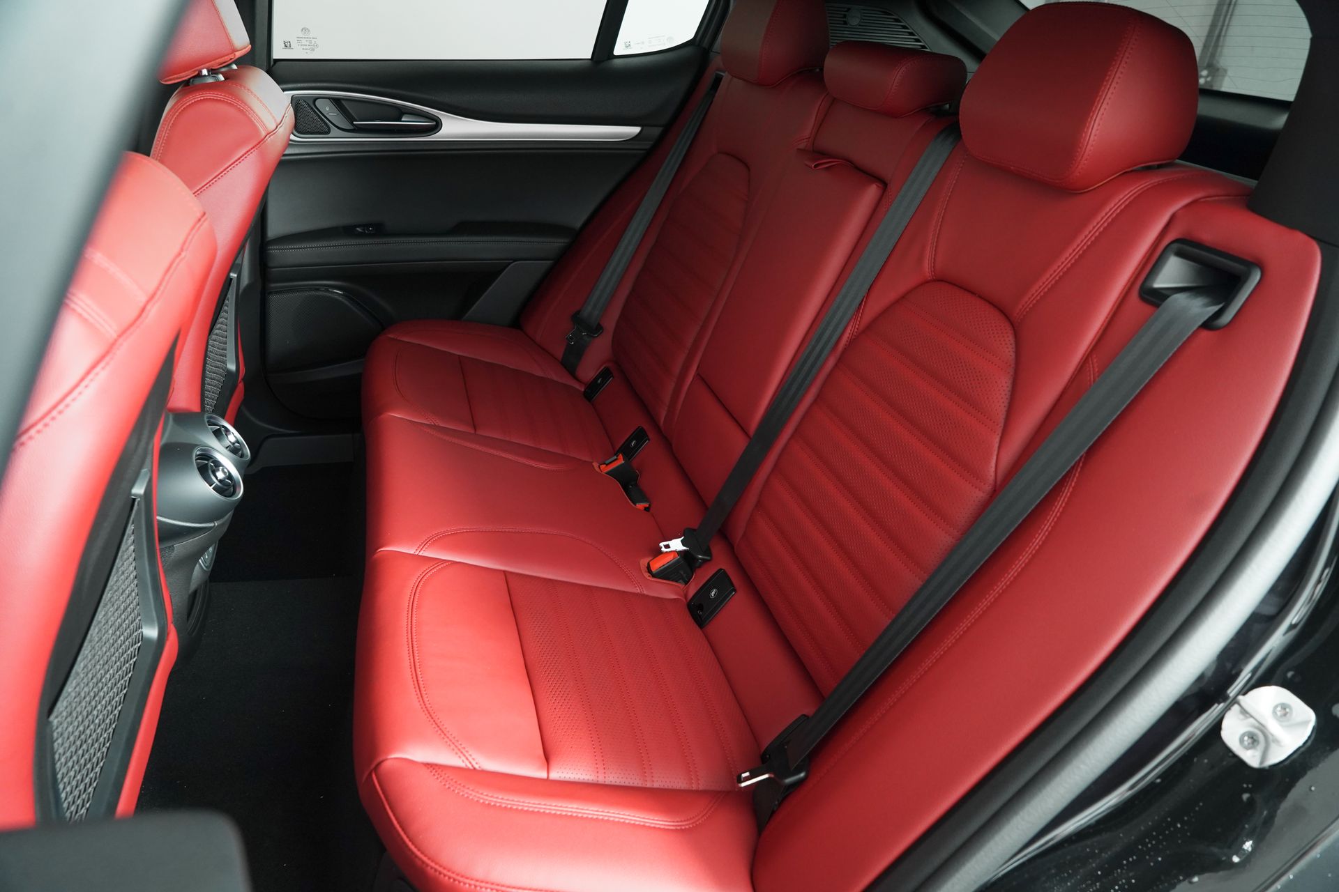 2025 Alfa Romeo Stelvio photo 18