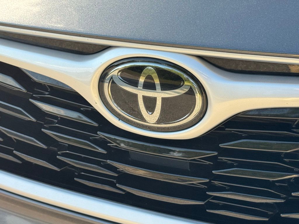 2023 Toyota Highlander XLE photo 4