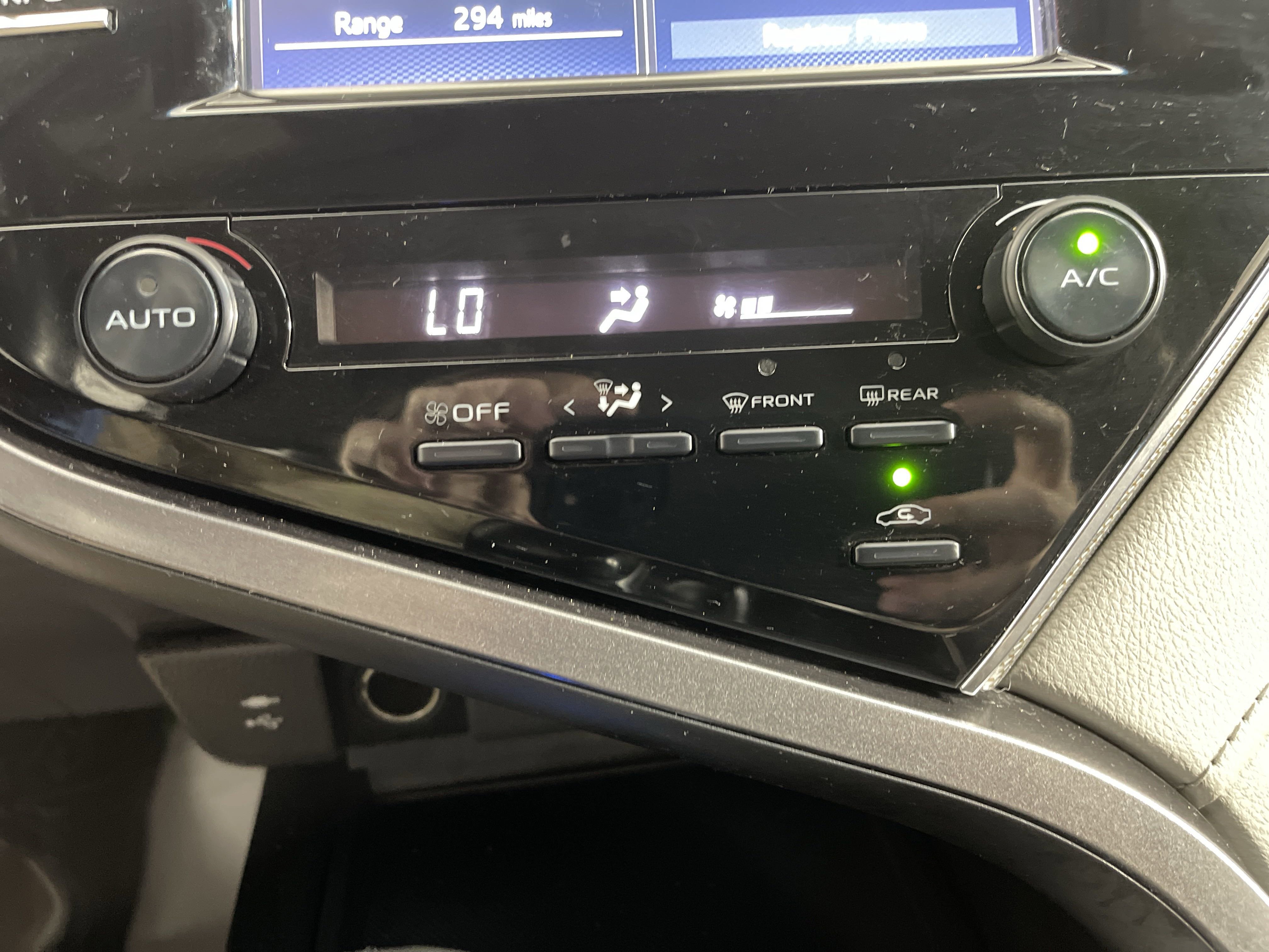 2018 Toyota Camry SE photo 12