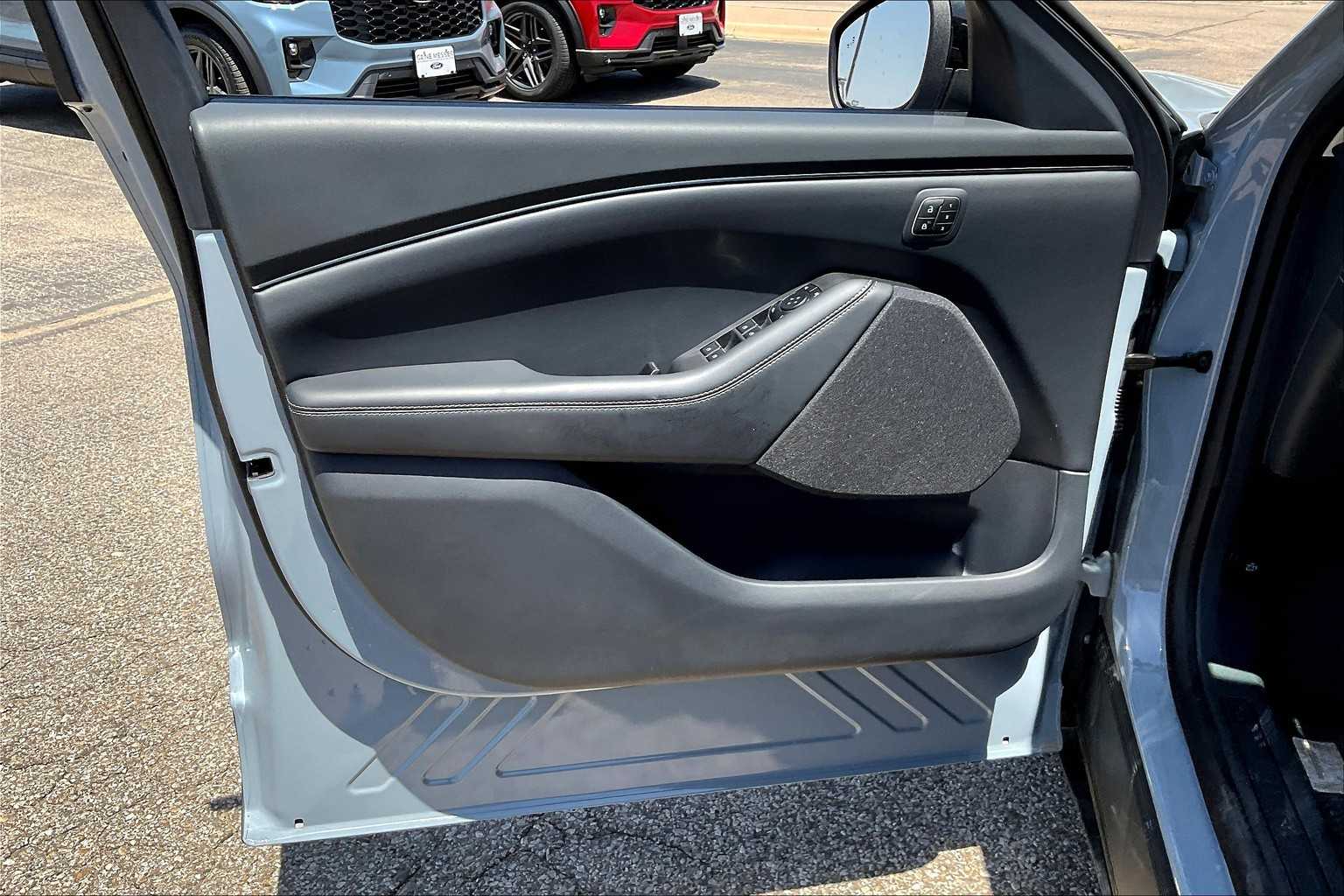 2025 Ford Mustang Mach-E Select photo 10