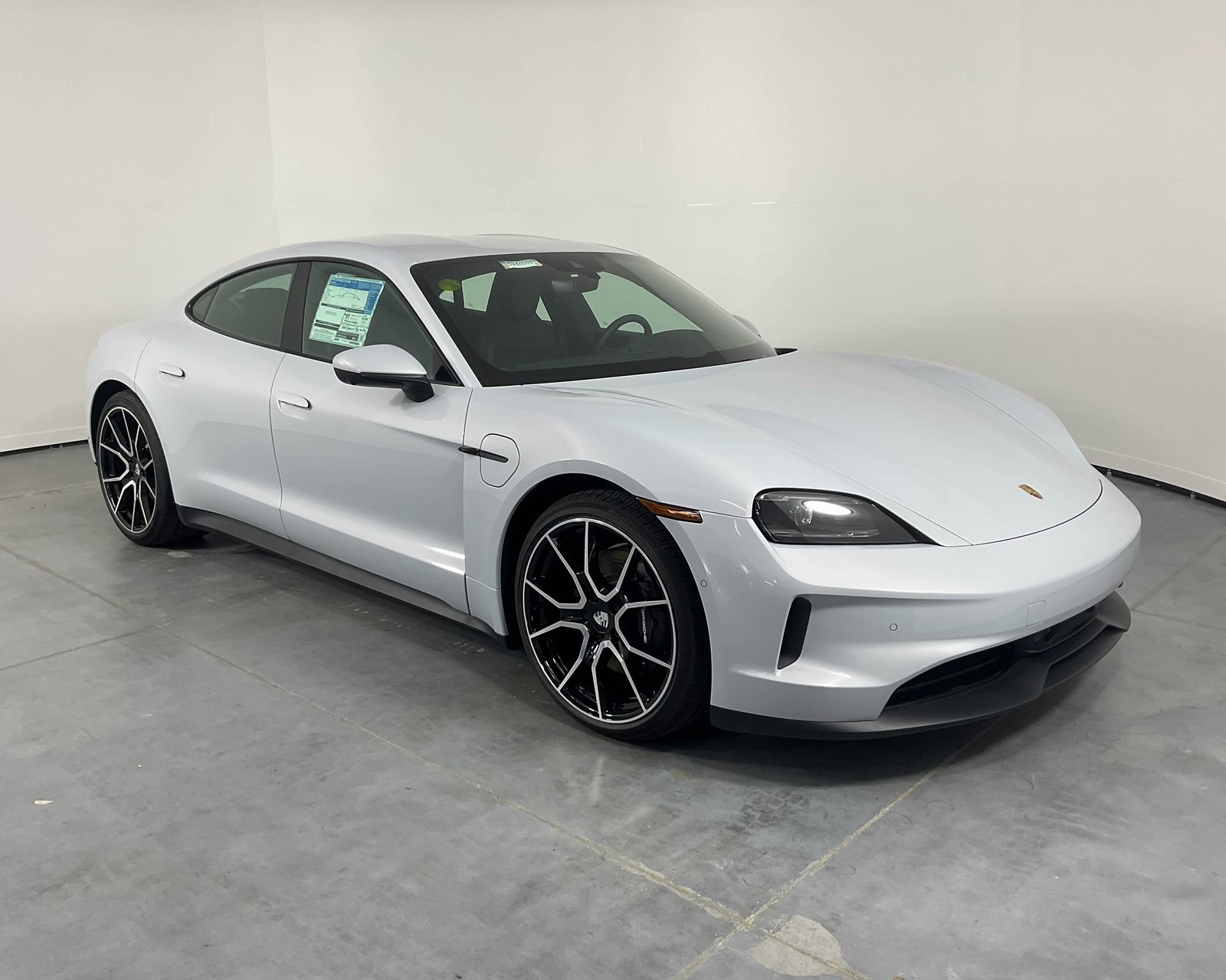 2025 Porsche Taycan photo 9