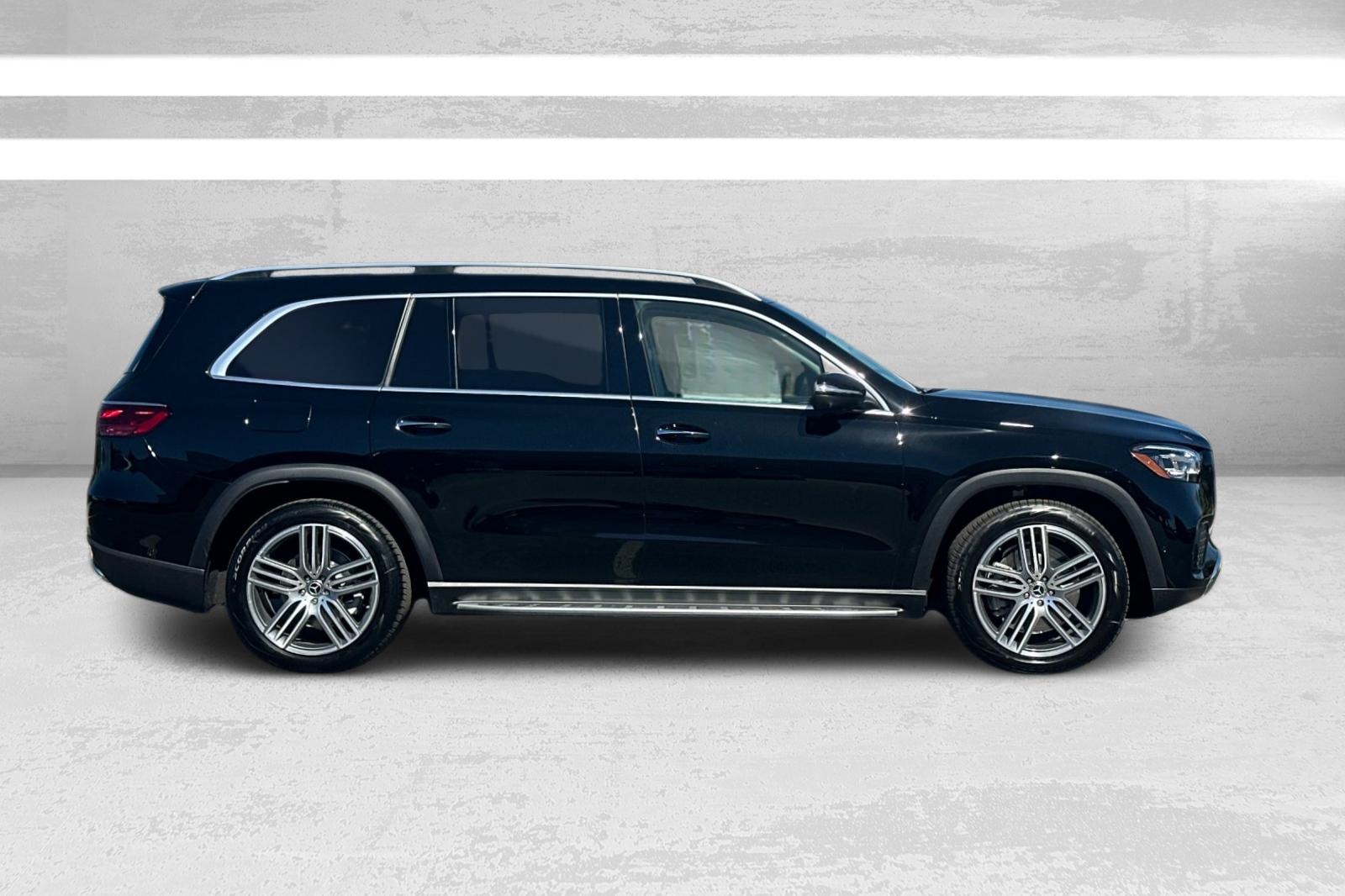 2026 Mercedes Benz GLS 450 4MATIC photo 2