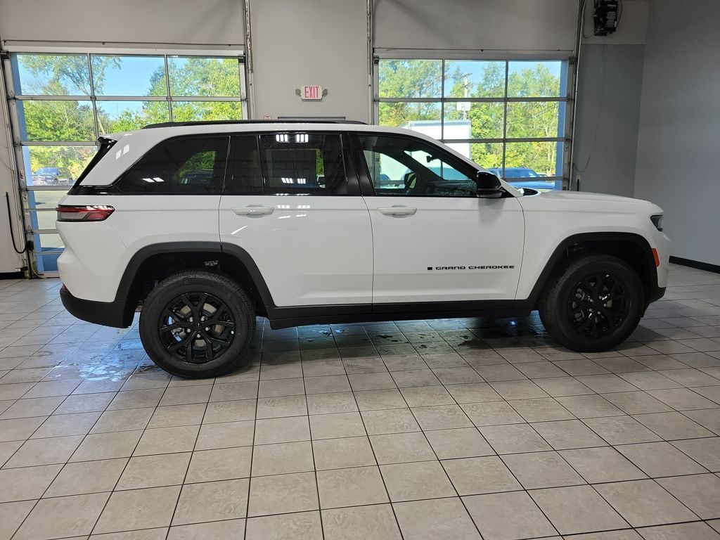 2025 Jeep Grand Cherokee Laredo Altitude photo 4