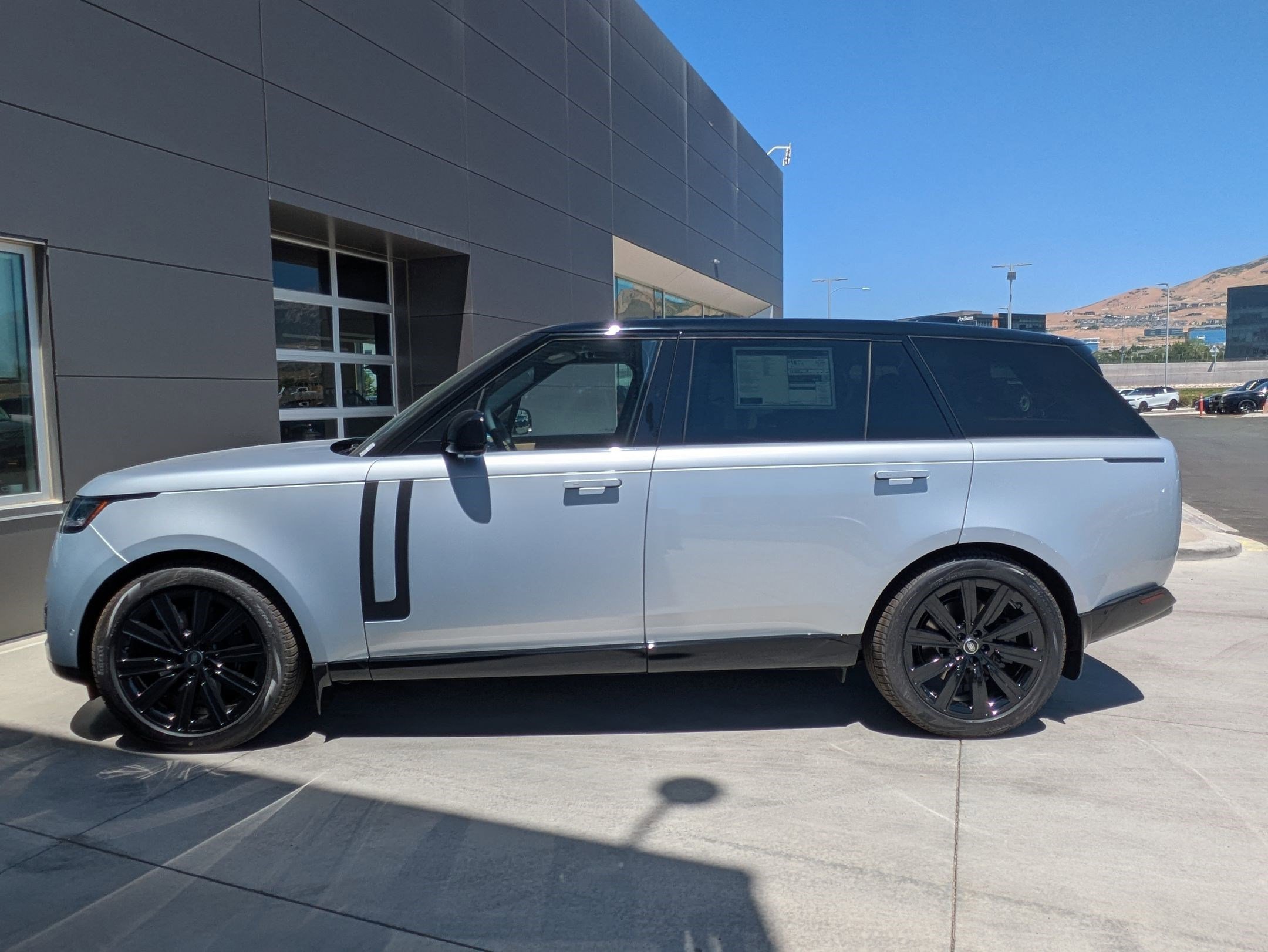 2025 Land Rover Range Rover SE photo 6