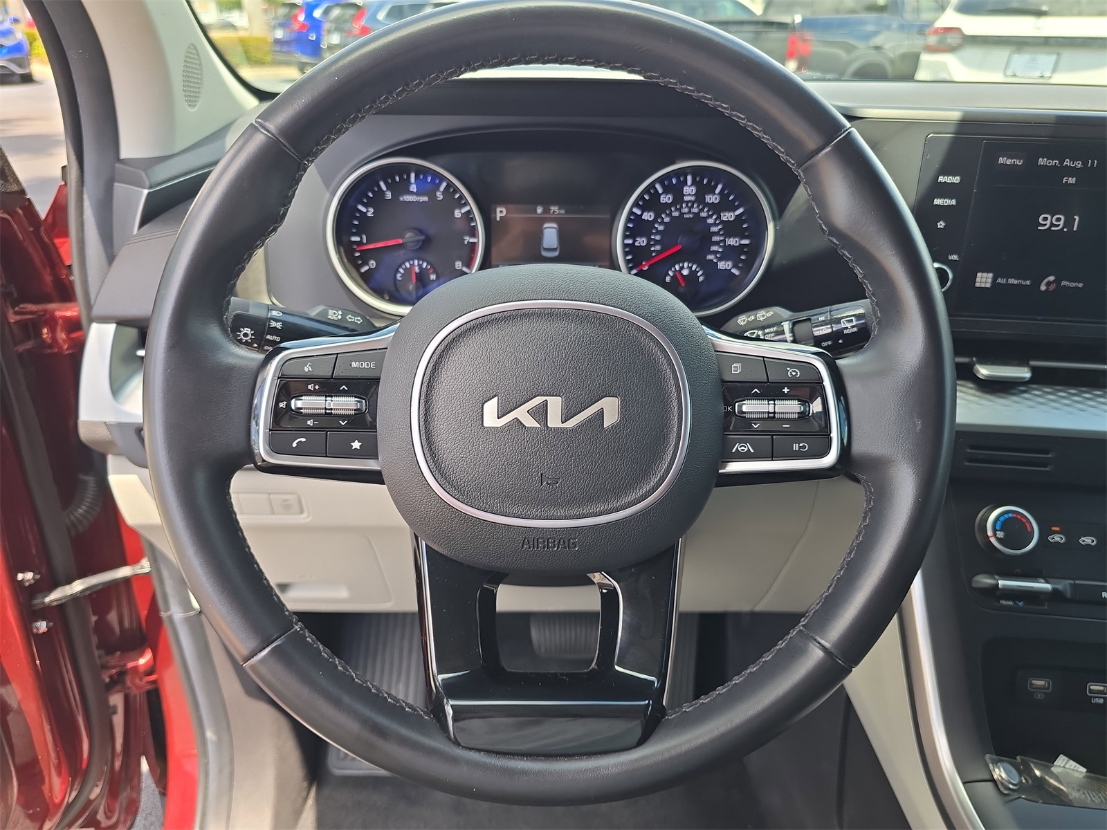 2024 Kia Carnival LX photo 24