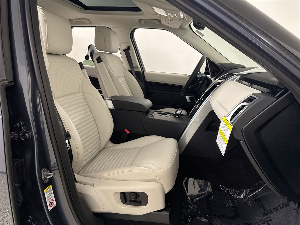 2025 Land Rover Discovery S photo 23