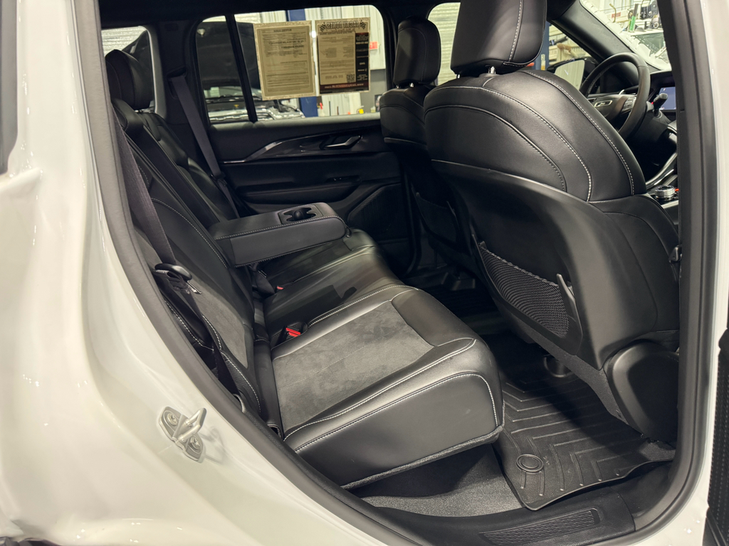 2023 Jeep Grand Cherokee Laredo Altitude photo 13