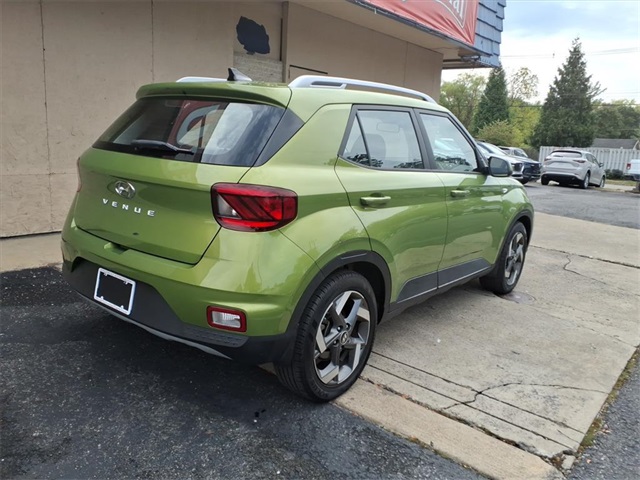 2022 Hyundai Venue SEL Limited photo 2