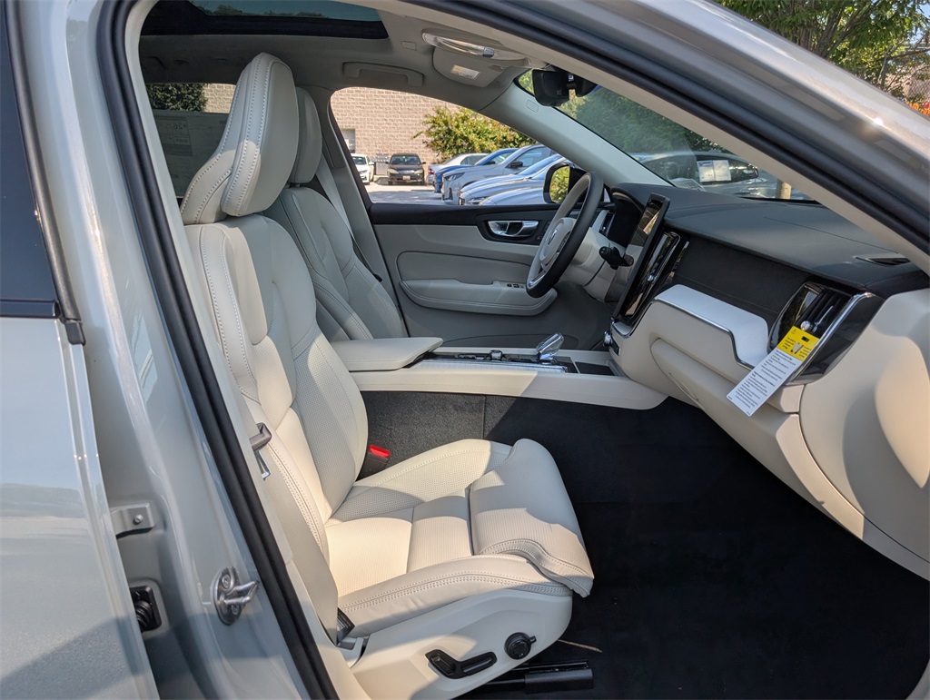 2026 Volvo XC60 B5 photo 3
