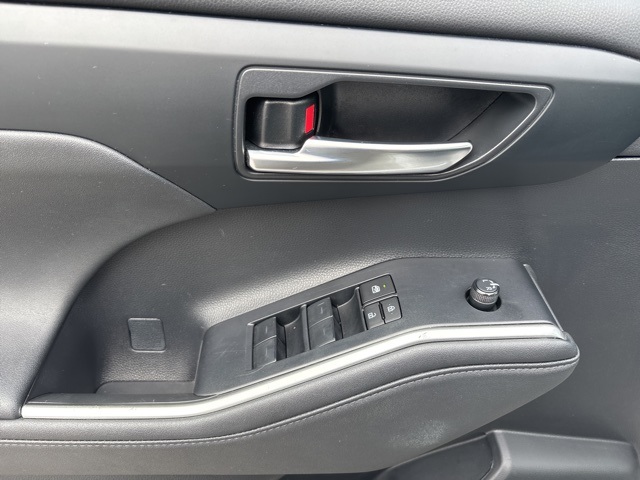 2024 Toyota Highlander LE photo 10