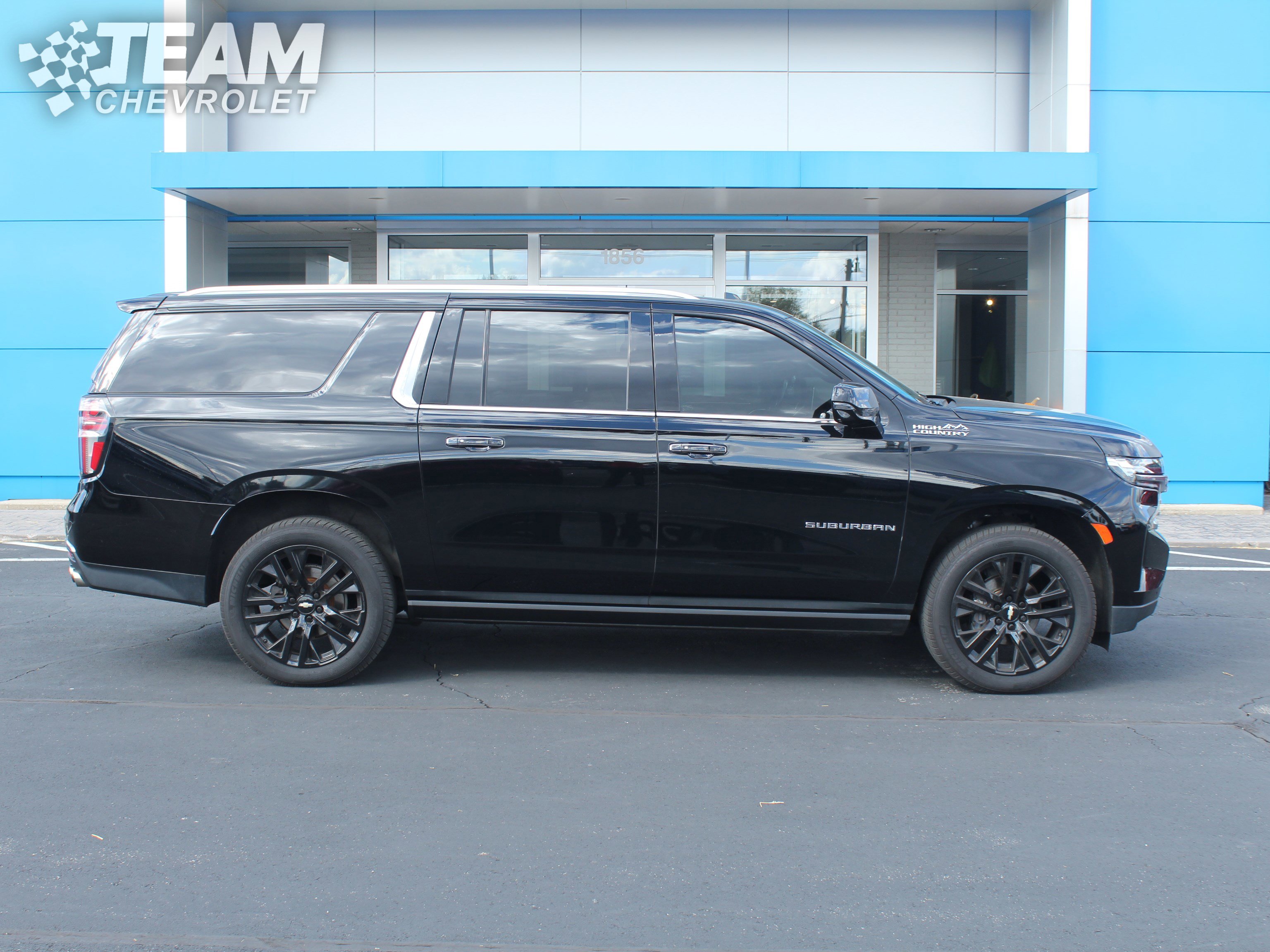 2021 Chevrolet Suburban High Country photo 3