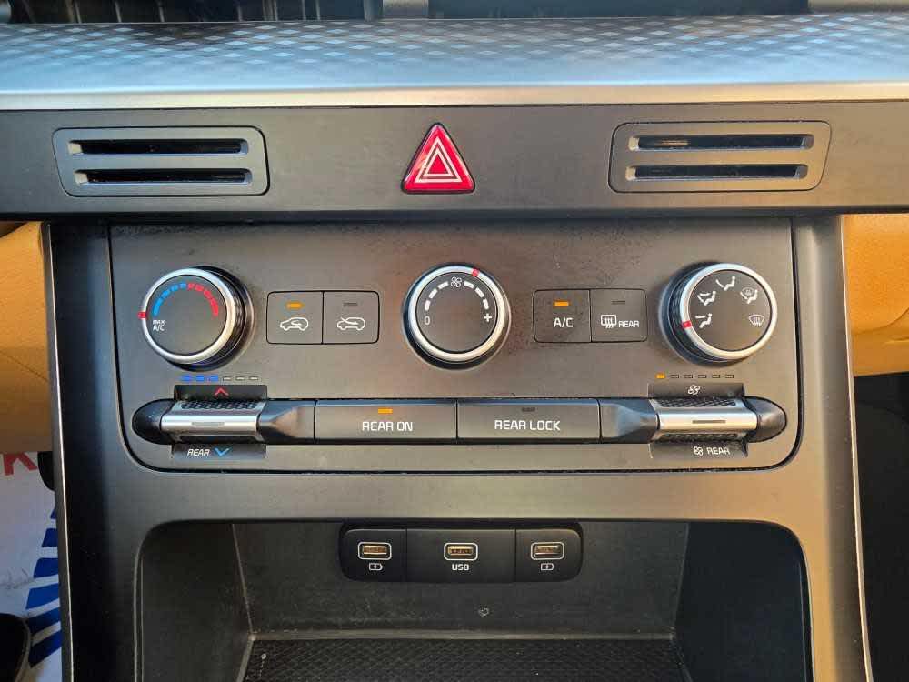 2023 Kia Carnival LX photo 17