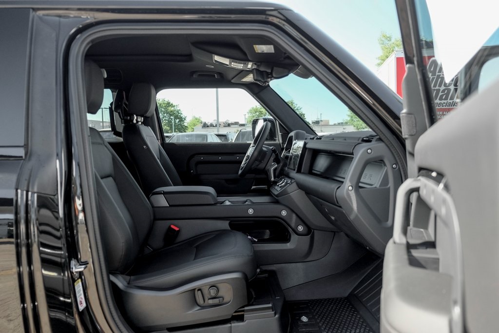 2025 Land Rover Defender 90 X-Dynamic SE photo 18
