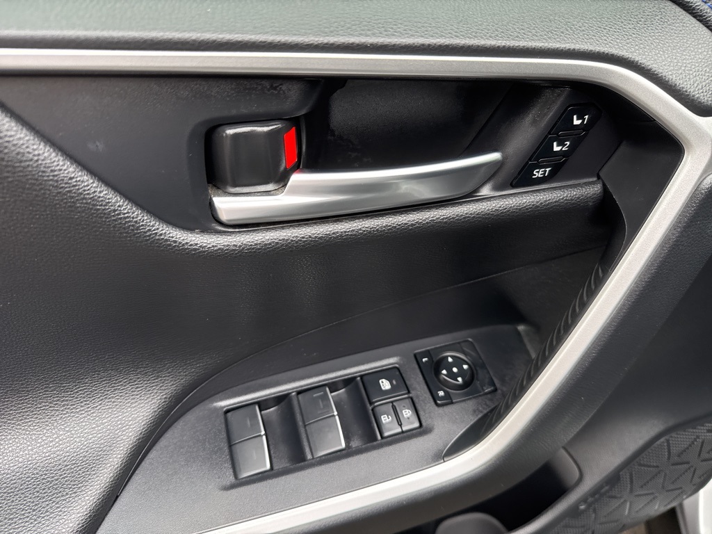 2022 Toyota RAV4 Hybrid XSE photo 9